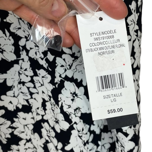 NWT IMNYC White and Black Floral Short Sleeve Blouse with Asymmetrical Hem Wms L - Picture 4 of 8